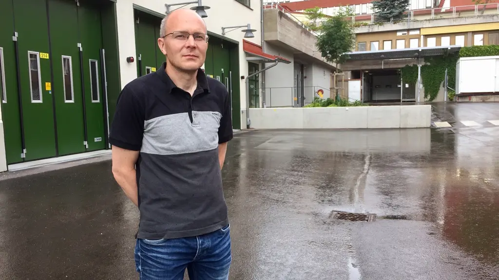 Energisamordnaren Jesper Mårtensson står utanför den nya ambulansbyggnaden i Falun. 