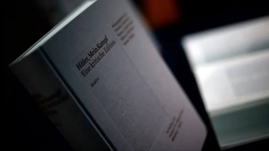 Nyutgåvan av Hitlers "Mein Kampf" visades upp på en presskonferens i München idag. Foto: Matthias Schrader/Sveriges Radio.