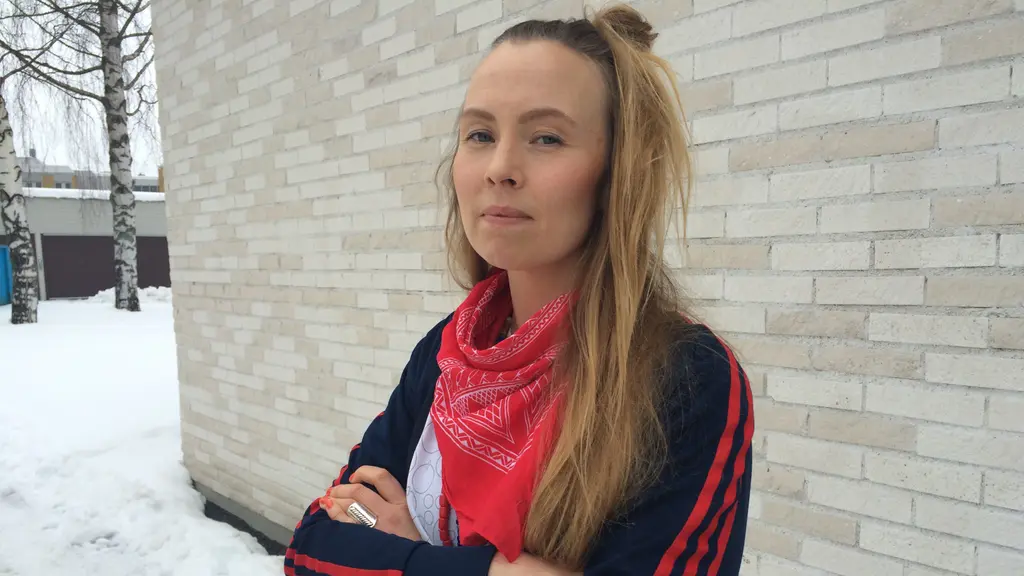  Bild på Sofia med armarna i kors mot en tegelvägg. Foto: Amanda Darehed/Sveriges Radio