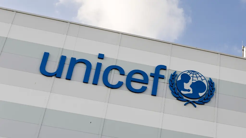 Unicefs logga på byggnad.