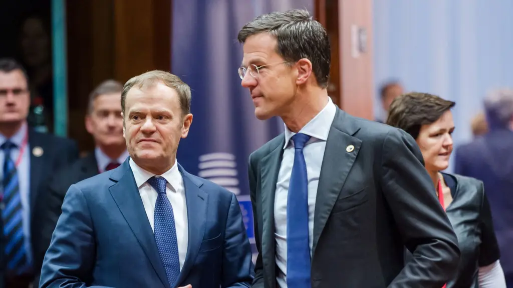 EU:s permanente ordförande Donald Tusk talar med Nederländernas premiärminister Mark Rutte vid det senaste EU-toppmötet i Bryssel. Nederländerna tar över ordförandeskapet i EU vid årsskiftet. Foto: Geert Vanden Wijngaert/AP/TT