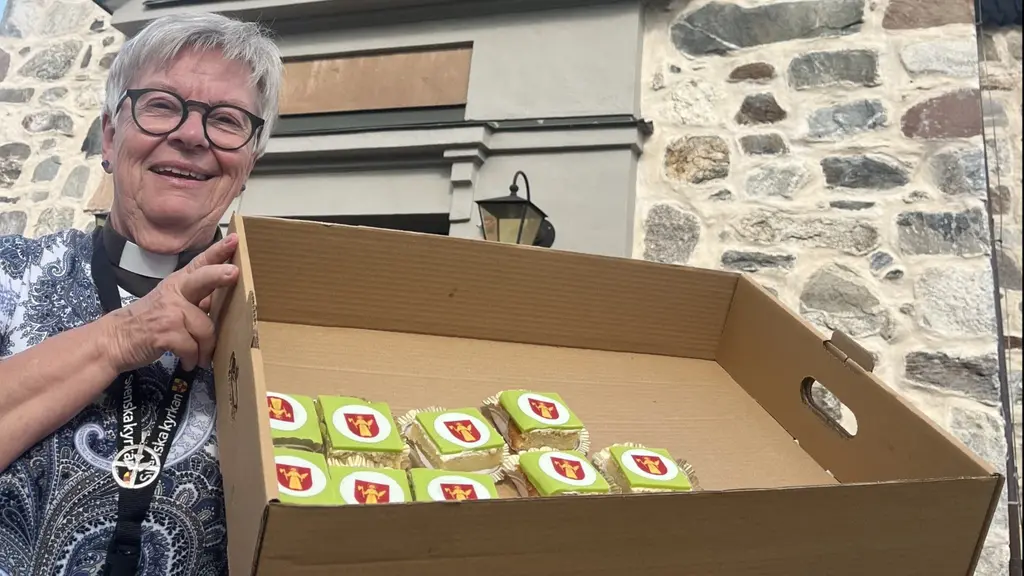 Diakonen Ylva Edholm med Botvidsbakelsen vid Botvids kyrka.
