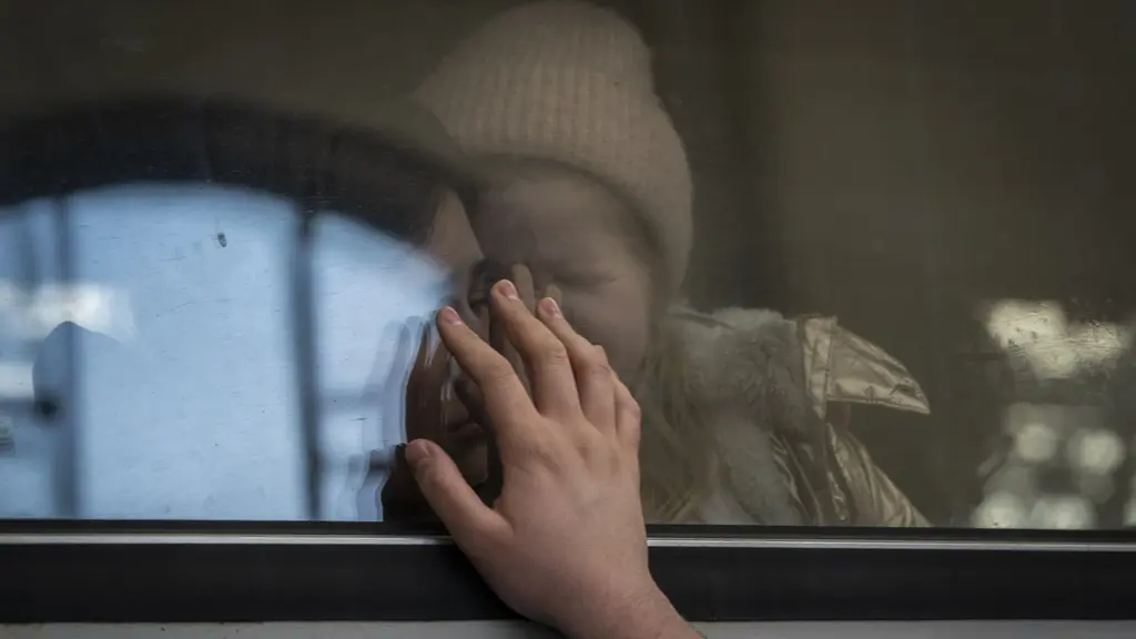 Ukrainska flyktingar på väg till Polen.