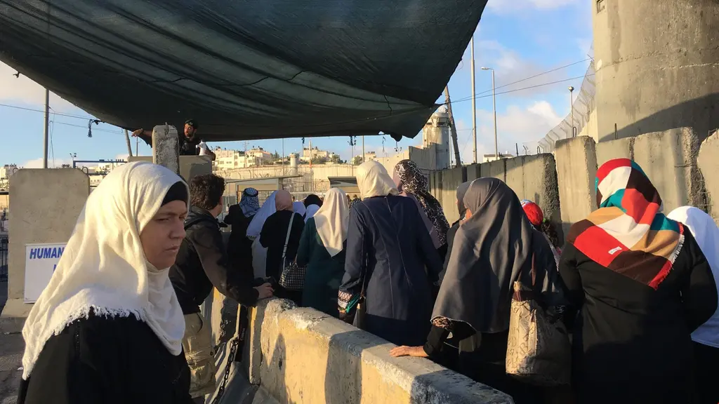 Kvinnor släpps in i Israel under ramadan vid checkpoint Qalandia, vägspärren mellan Ramallah och Jerusalem. 