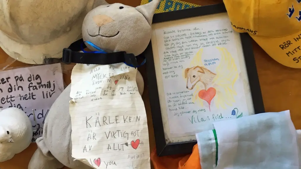 Kramdjur och minnestavla över den hund som dog i terrorattacken.