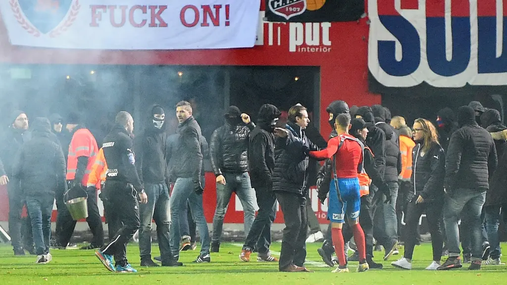 Planen stormas av hemmasupportrar efter söndagens kvalmatch till allsvenskan i fotboll (andra matchen) mellan Helsingborgs IF och Halmstads BK på Olympia i Helsingborg. Halmstad spelar i allsvenskan 2017.