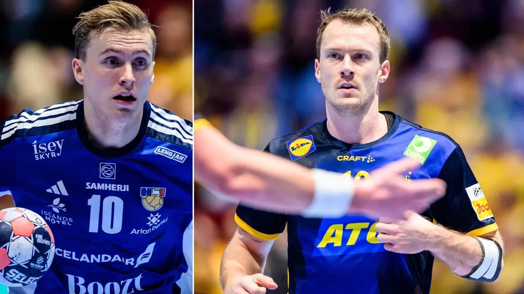 Två handbollsspelare i blå tröjor