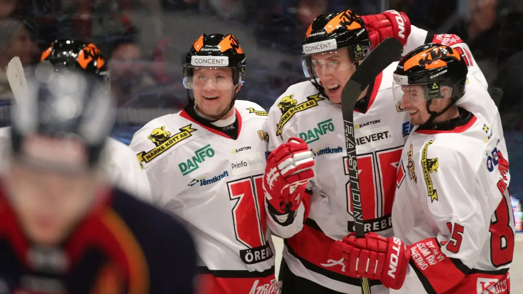 20160109 Örebros Marko Anttila (12) i mitten grattas efter 0-3 under lördagens SHL-match mellan Djurgården Hockey och Örebro Hockey på Hovet. Foto: Sören Andersson / TT