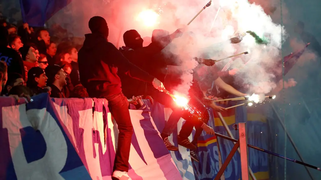 STOCKHOLM 20160419 Bengaler i Djurgårdsklacken under tisdagens allsvenska fotbollsmatch mellan Djurgårdens IF och Hammarby IF på Tele2 Arena. Foto: Fredrik Persson/TT