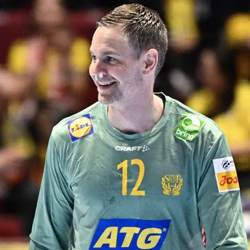 Sveriges målvakt Andreas Palicka ses i grönt matchställ under handbolls-EM 2026 i Malmö Arena. Han står på planen med publiken i bakgrunden, klädd i gul och blå supporterutstyrsel.