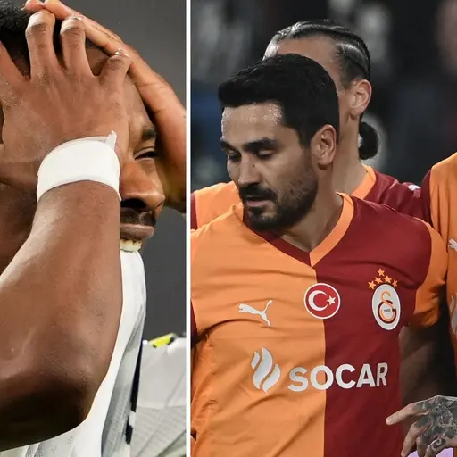 En fotbollsspelare i vit matchtröja håller händerna för huvudet, medan två andra spelare i orangea och röda matchtröjor firar tillsammans på planen.