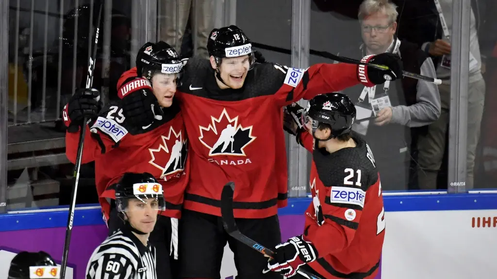 Kanadas Nate Mackinnon jublar med Colton Parayko och Brayden Point efter 2-2 under semifinalen mellan Kanada och Ryssland.