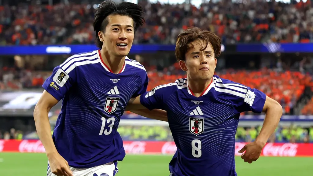Japans Keito Nakamura och Takefusa Kubo firar mål på planen under VM-matchen mot Nederländerna, inför fullsatta läktare.
