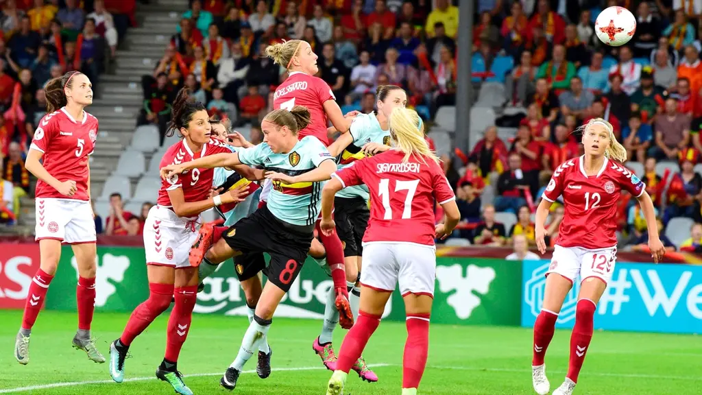 Danska Sanne Troelsgaard gör mål mot Belgien.