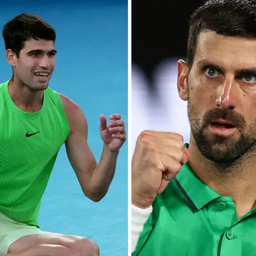 Två bilder sida vid sida på en tennisspelare i grön klädsel. På den vänstra bilden sitter spelaren på marken under en match, medan på den högra bilden firar spelaren med knuten näve.