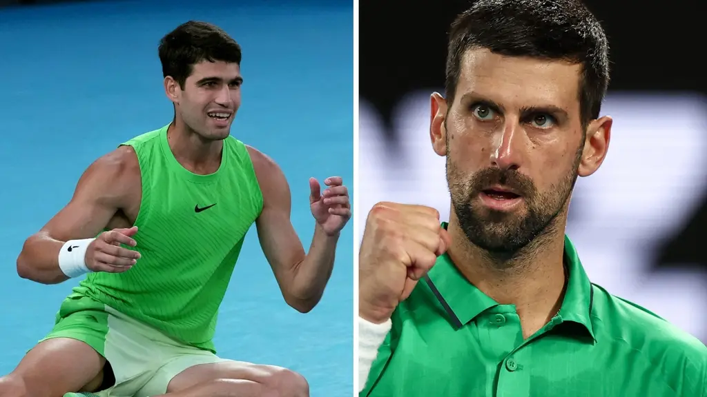 Två bilder sida vid sida på en tennisspelare i grön klädsel. På den vänstra bilden sitter spelaren på marken under en match, medan på den högra bilden firar spelaren med knuten näve.