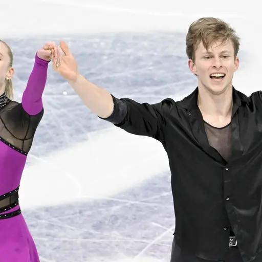 Två svenska isdansare, Milla Ruud Reitan och Nikolaj Majorov, framför en rytmisk dans på is under OS i Milano 2026. Den kvinnliga åkaren bär en lila klänning, medan mannen har en svart outfit.