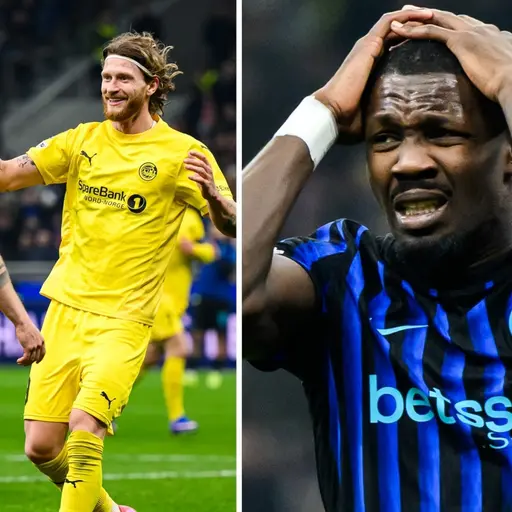 Fotbollsspelare i gula matchställ från Bodø/Glimt firar ett mål tillsammans på planen. Till höger ses en spelare i blått och svart matchställ med händerna på huvudet.