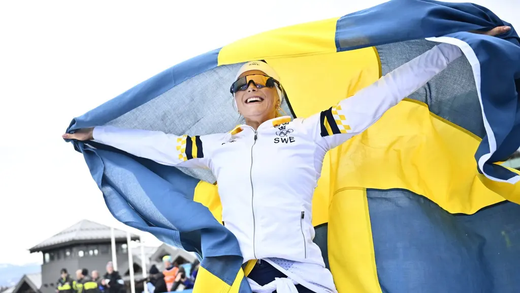 Frida Karlsson med svenska flaggan