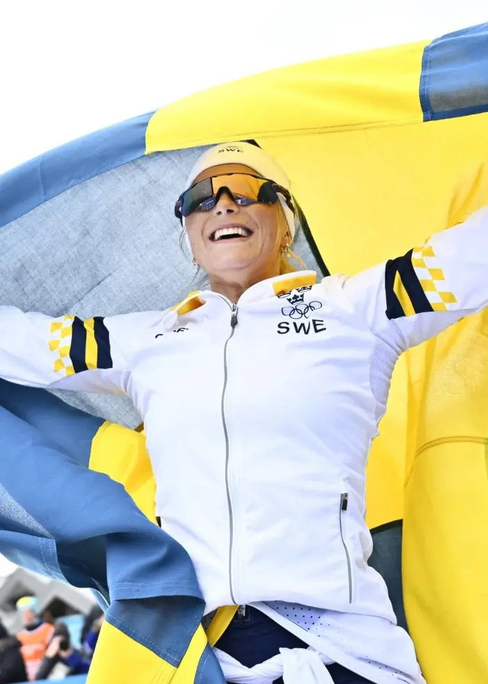 Frida Karlsson med svenska flaggan