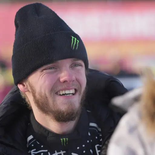 Oliver Solberg i svart mössa