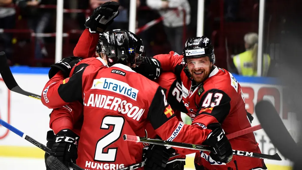 almö Redhawks Nichlas Hardt (43, höger) jublar med laglkamraterna