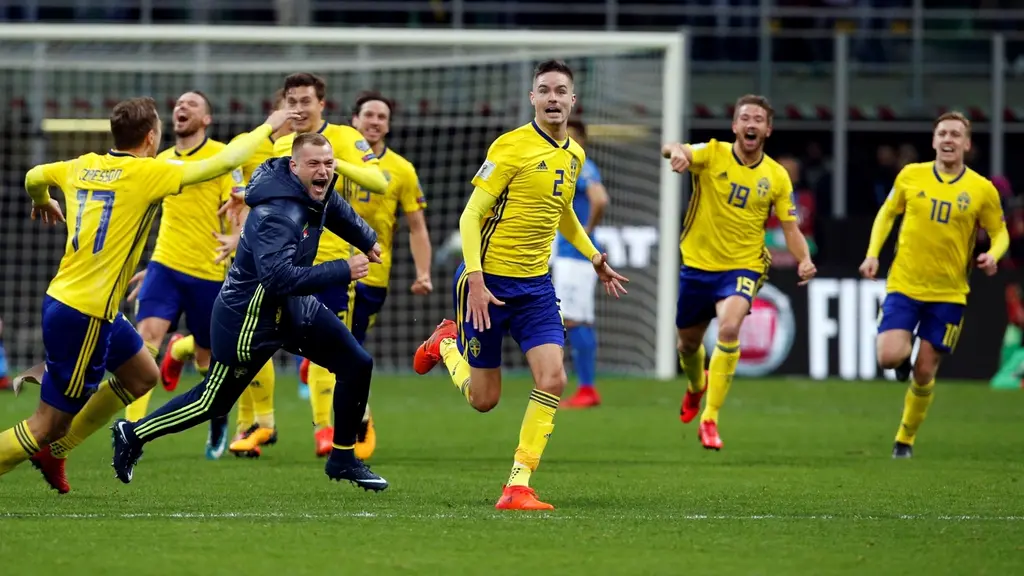 Jubel i svenska laget efter VM-avancemanget.