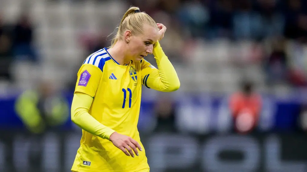 Stina Blackstenius torkar av sitt svett från pannan