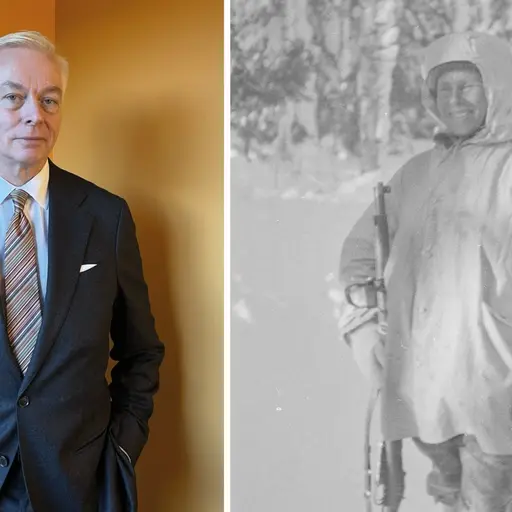 Joakim Paasikivi i kostym står mot en gul bakgrund till vänster, medan ett historiskt svartvitt foto av den finske prickskytten Simo Häyhä visas till höger.