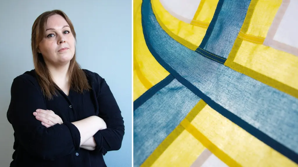 Tuire Liimatainen vasemmalla, ruotsinsuomalaisten lippu oikealla.