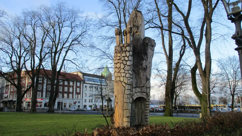 Lennart Landh ja Björn Edsholm ovat luoneet veistoksen puun rungosta, josta on jätetty pystyyn n viisi metriä. Veistos on tehty moottorisahalla. Se on tehty satutaiteilija John Bauerin kuvien henkeen. 