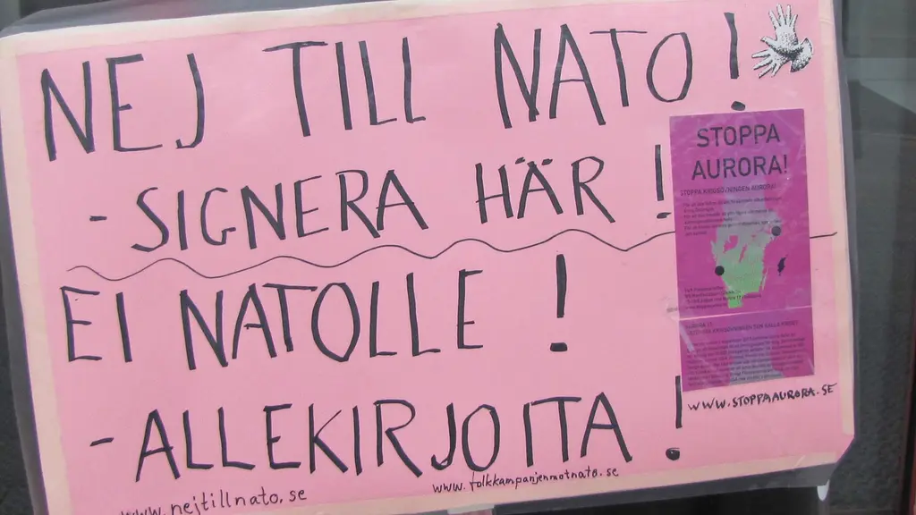 Lähikuva kyltistä, jossa lukee Ei Natolle! Allekirjoita!