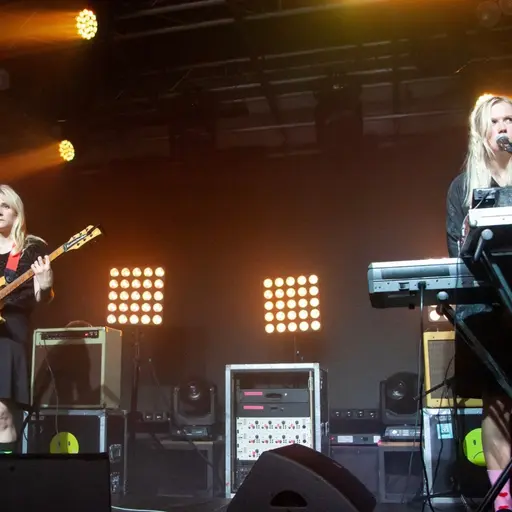 Maustetytöt esiintyi Tukholman Slaktkyrkanissa. Kuvassa Anna ja Kaisa Karjalainen esiintyvät lavalla.