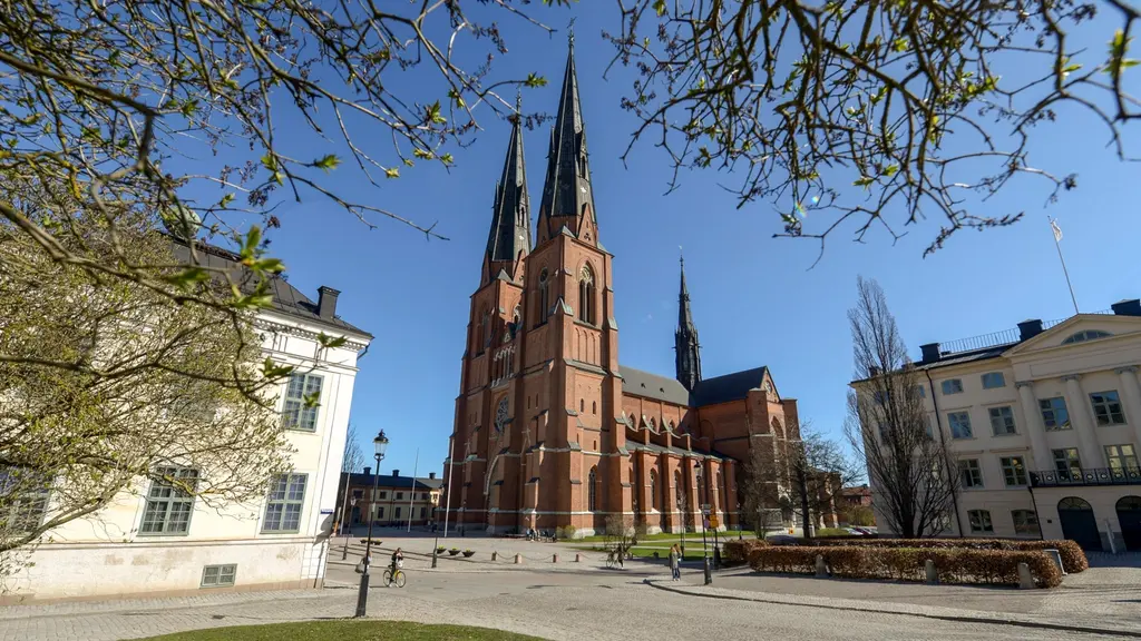 Uppsalan jylheä tuomiokirkko aurinkoisena kevätpäivänä.