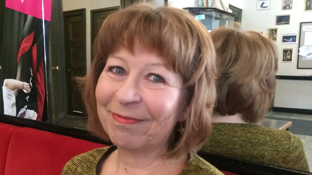 Lise Maj Holma väärensi ripsivärillä tunnelijunan matkalipun 1970 -luvulla. Foto: Virpi Inkeri/SR