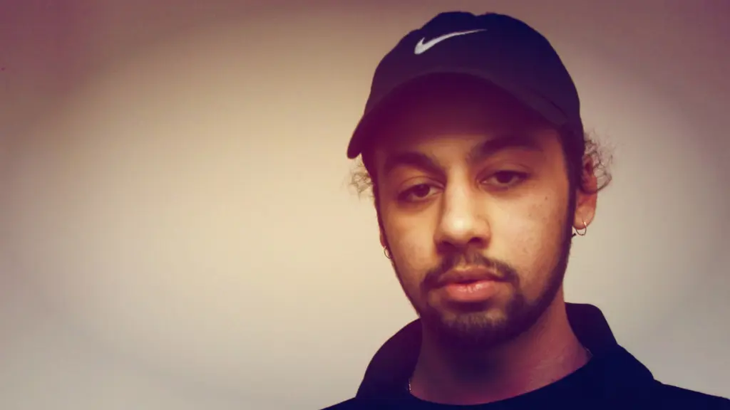 Muusikko Biniyam Schelling musta Nike-lippis päässään.
