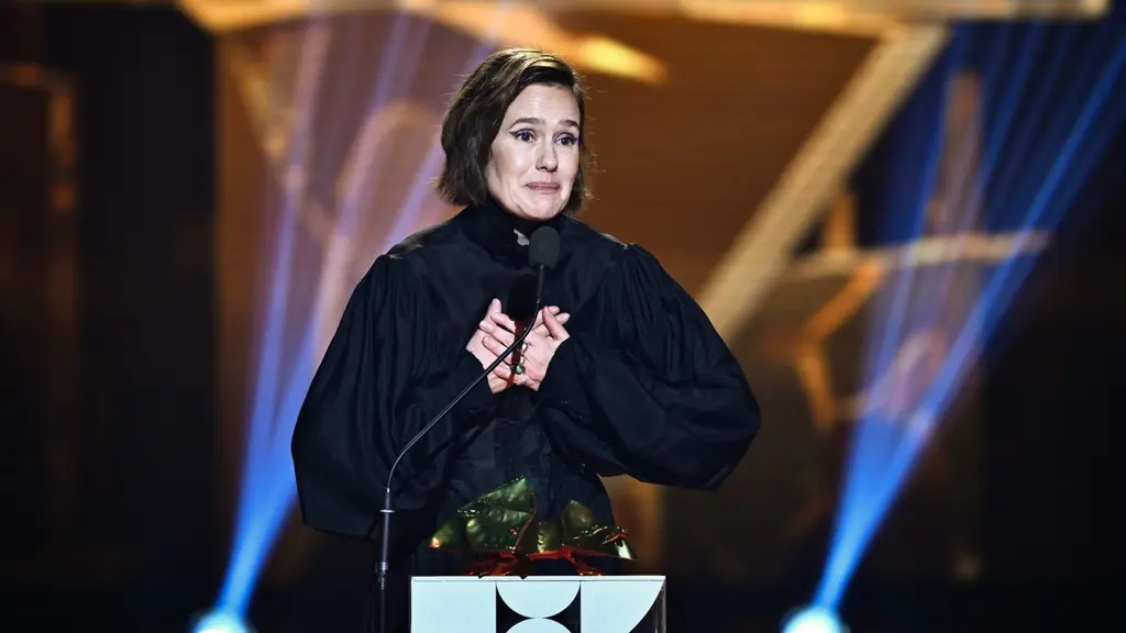 Kuvassa suomenruotsalainen näyttelijä Jessica Grabowsky Guldbagge-gaalassa kiitospuhetta pitämässä.