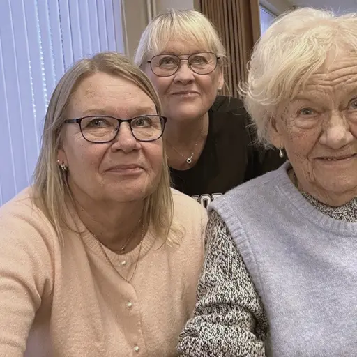 Fagerstan Suomalaisen seuran jäsenet, ja näyttelijät Eija Piilonen ja Oili Ekström. Mukana kuvassa myös Kirsti Piilonen.