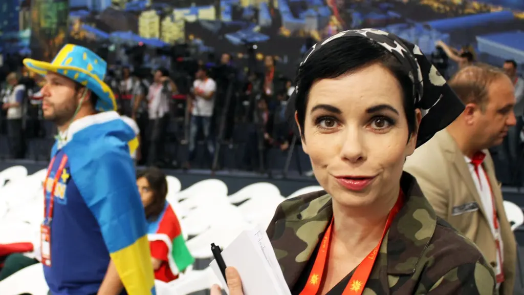 Carolina Norén gör vad som helst för att försvara Sverige i Azerbaijan. Foto: Ronnie Ritterland / Sveriges Radio