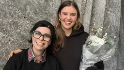 Ida-Lova vinner utnämningen "Årets Låt" på Svensktoppen och gratuleras av Carolina Norén