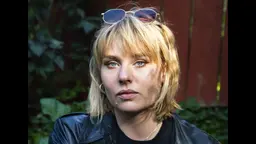 Ester Berg debuterade 2025 med Schlager om sommaren. Boken är nominerad till Borås Tidnings Debutantpris.