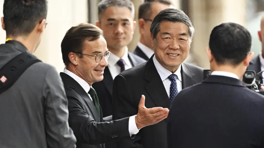 Ulf Kristersson greets He Lifeng out the front of Rosenbad in Stockholm.