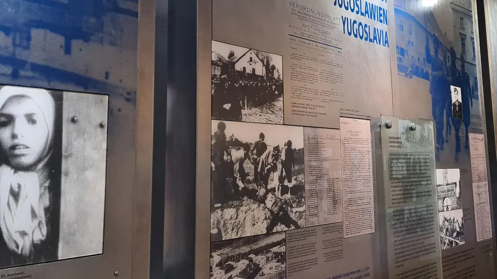 Albina från Norrköping berättar om studieresa till Polen/Auschwitz – Birkenau
Syftet med studieresan är att öka kunskapen om Förintelsen. Målsättningen är att ge eleverna inblick i de svåra valsituationer och dilemman som människor kan ställas inför och att stimulera till en diskussion kring frågan om hur man själv handlar i olika situationer. Vilka moraliska dilemman ställs jag inför? 
