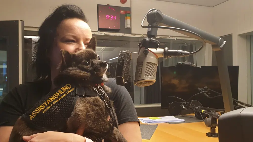 Matte Veronica med assistanshunden Rambo i studion.