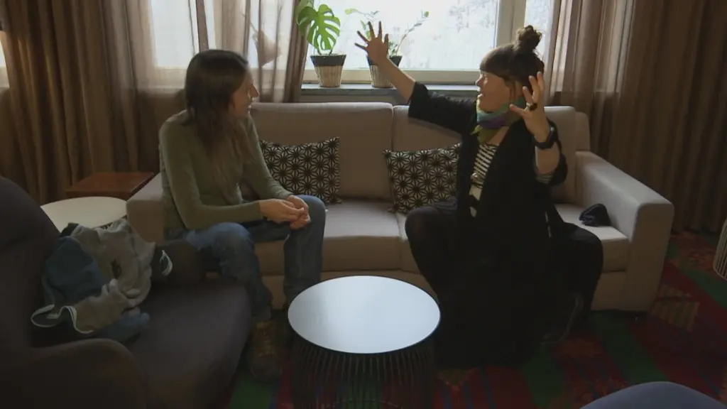 Patricia Fjellgren berättar om arbetet för Sameradion & SVT Sápmis reporter. 