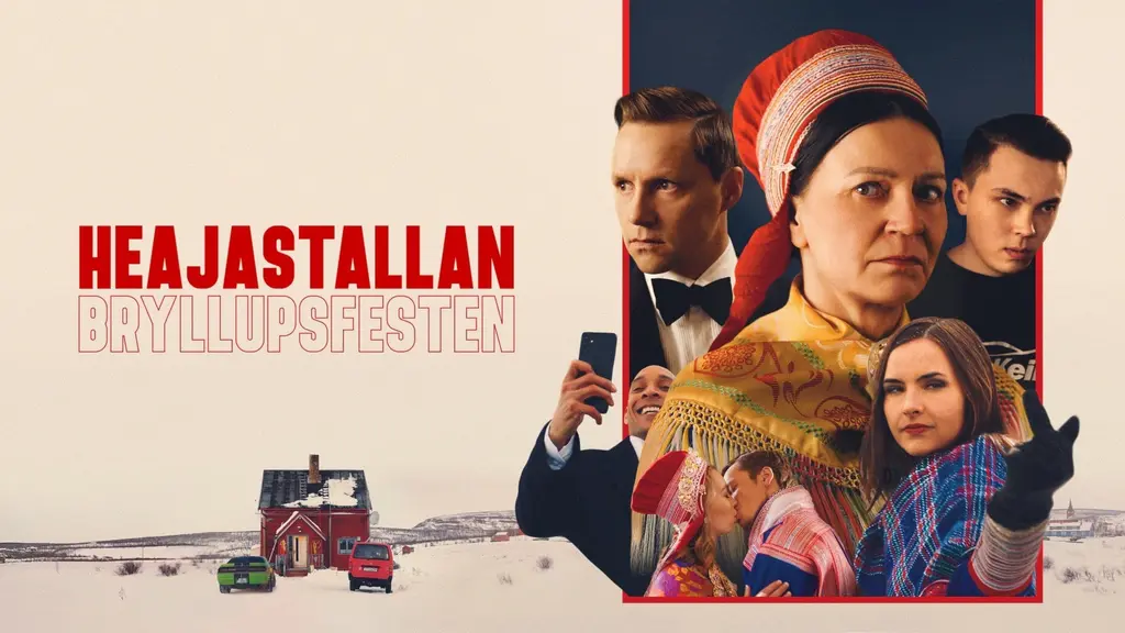 En affisch med texten 'Heajastallan'. Den visar en grupp personer klädda i traditionella samiska dräkter. I bakgrunden syns ett snölandskap med ett hus och en bil. Färgglada detaljer och kulturella inslag framhävs.
