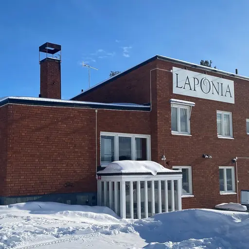 Kontorsbyggnad i vinterskrud