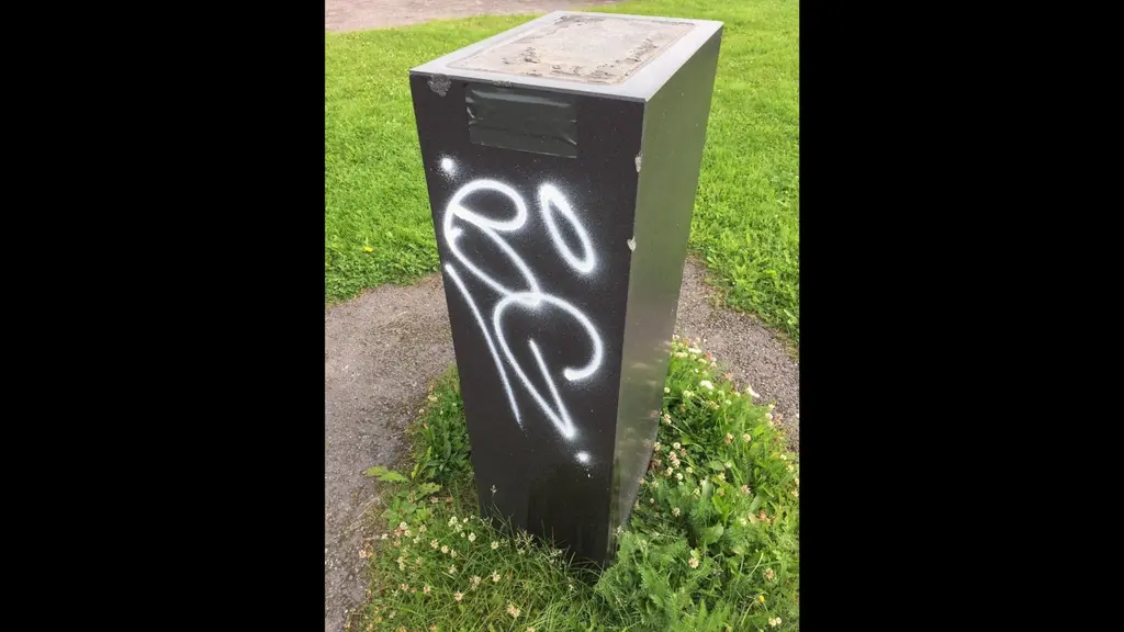 fundament till vandaliserad skulptur Kiruna med tag