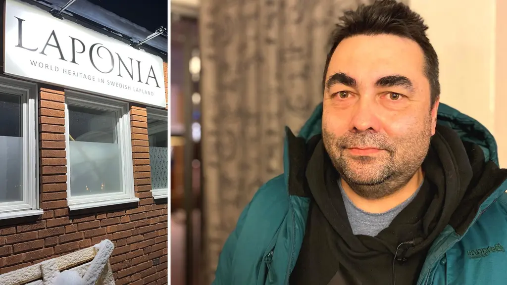 En byggnad med en skylt som lyder 'Laponia', samt en person iklädd en grön jacka i en inomhusmiljö. Skyltens design och fönster antyder att byggnaden kan vara ett hotell eller liknande.