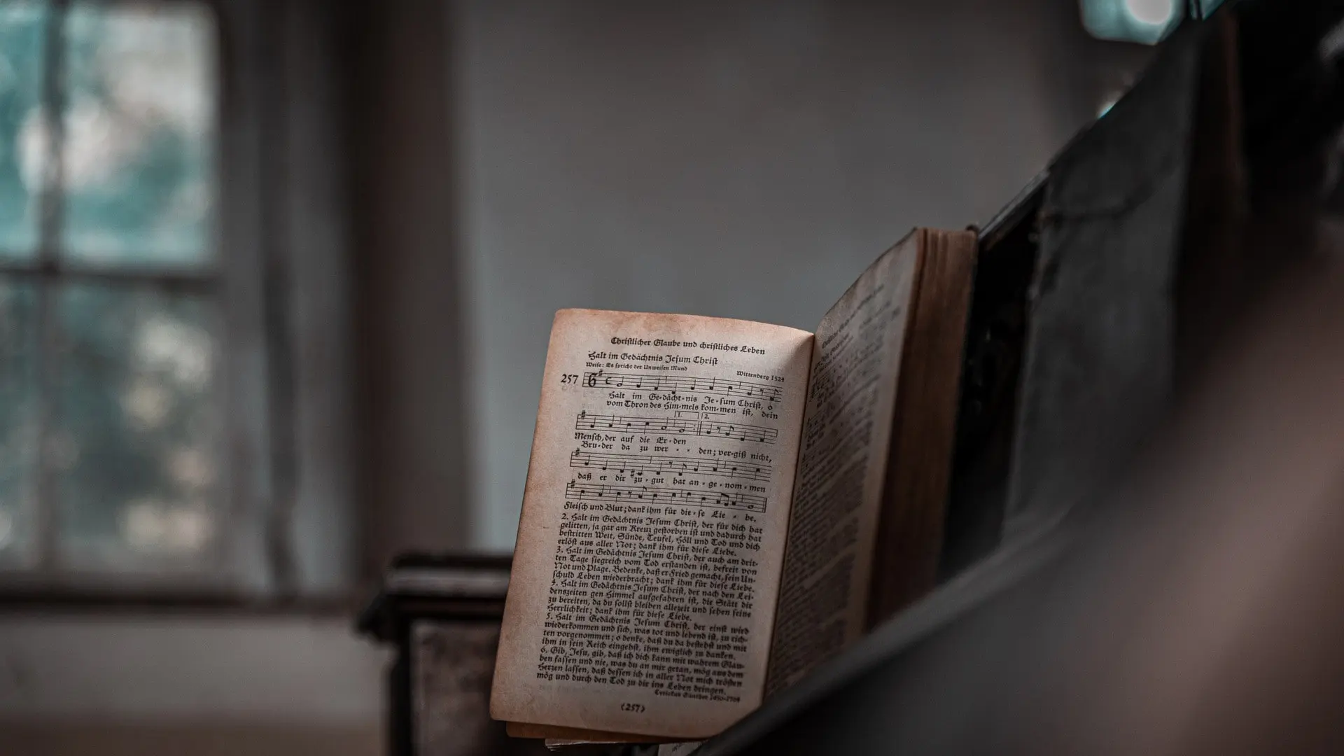 gammal psalmbok i kyrkbänk